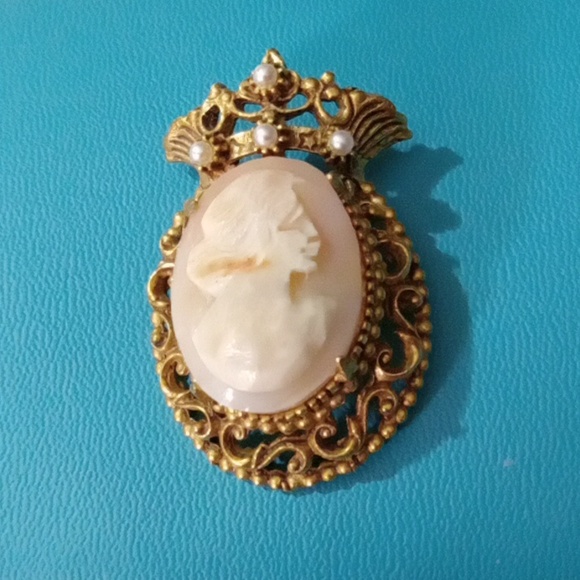 Florenza Jewelry - VTG Florenza Shell Cameo Brooch